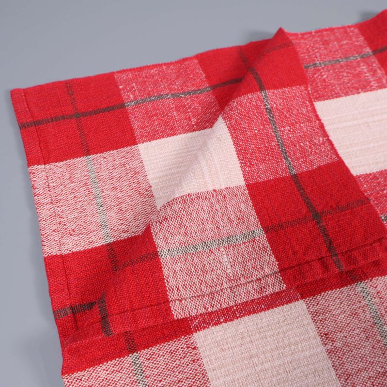 Rutig duk vikt i ett hörn på grå yta