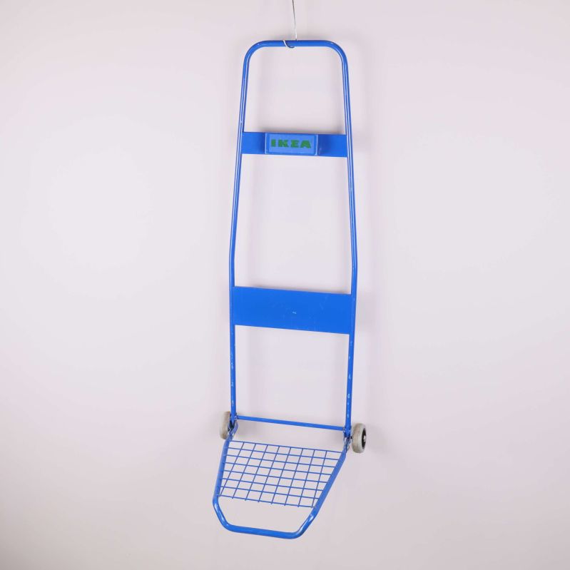 Blå pirra från IKEA hängande mot ljus bakgrund