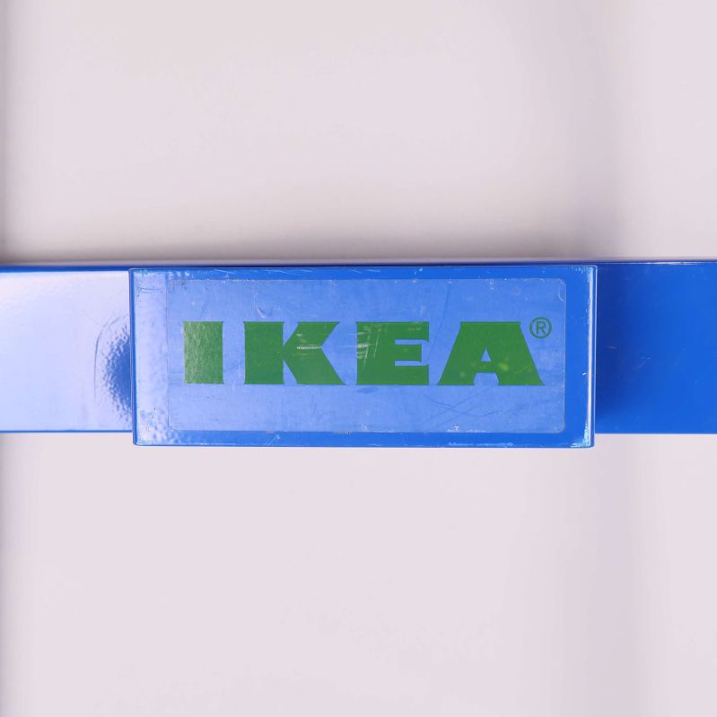 Närbild på IKEA-logga i grönt på blå bakgrund