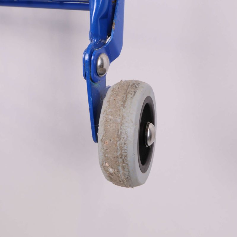 Närbild på ett hjul med slitage och smuts