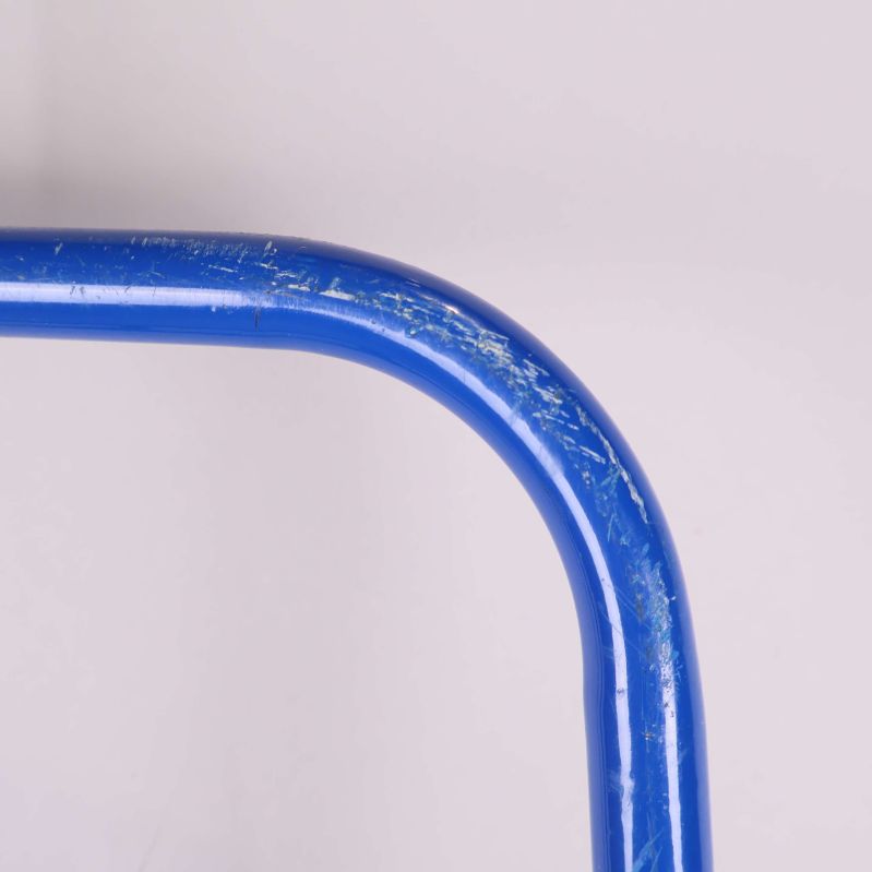 Närbild på pirrans handtag med repor i metallen