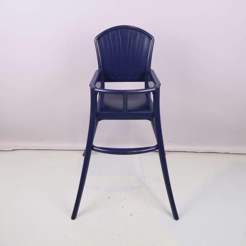 Blå barnstol sedd framifrån mot vit bakgrund