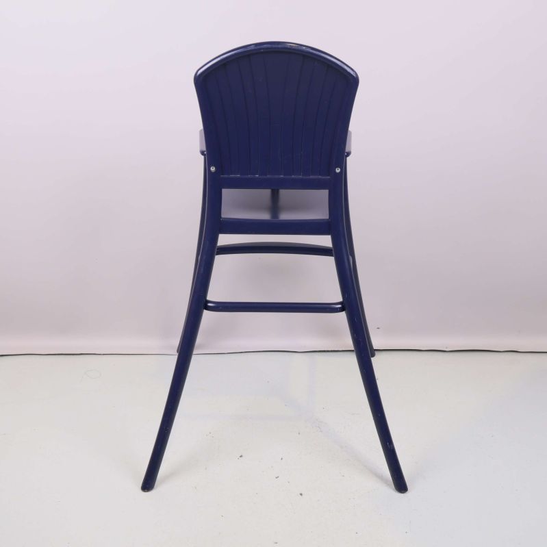 Baksidan av blå barnstol mot vit bakgrund