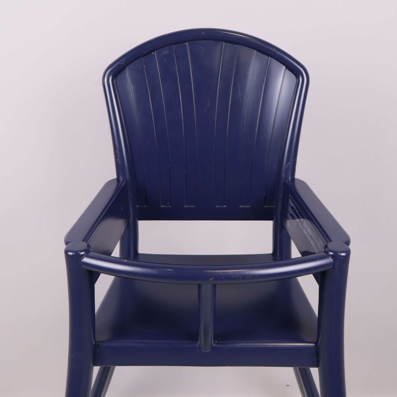 Närbild på ryggstödet och armstöden på blå barnstol