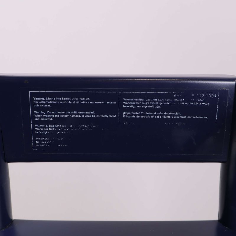 Textetikett på insidan av ryggstöd på barnstol