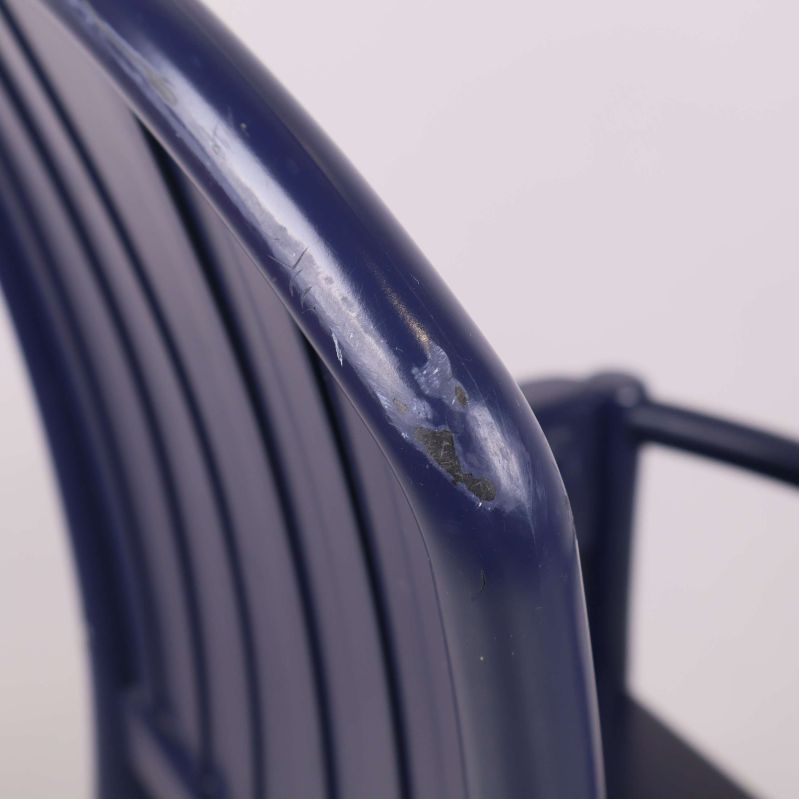 Närbild på slitage på överkanten av blå barnstol