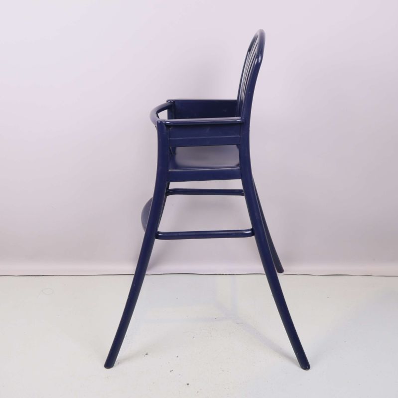 Blå barnstol fotograferad från sidan