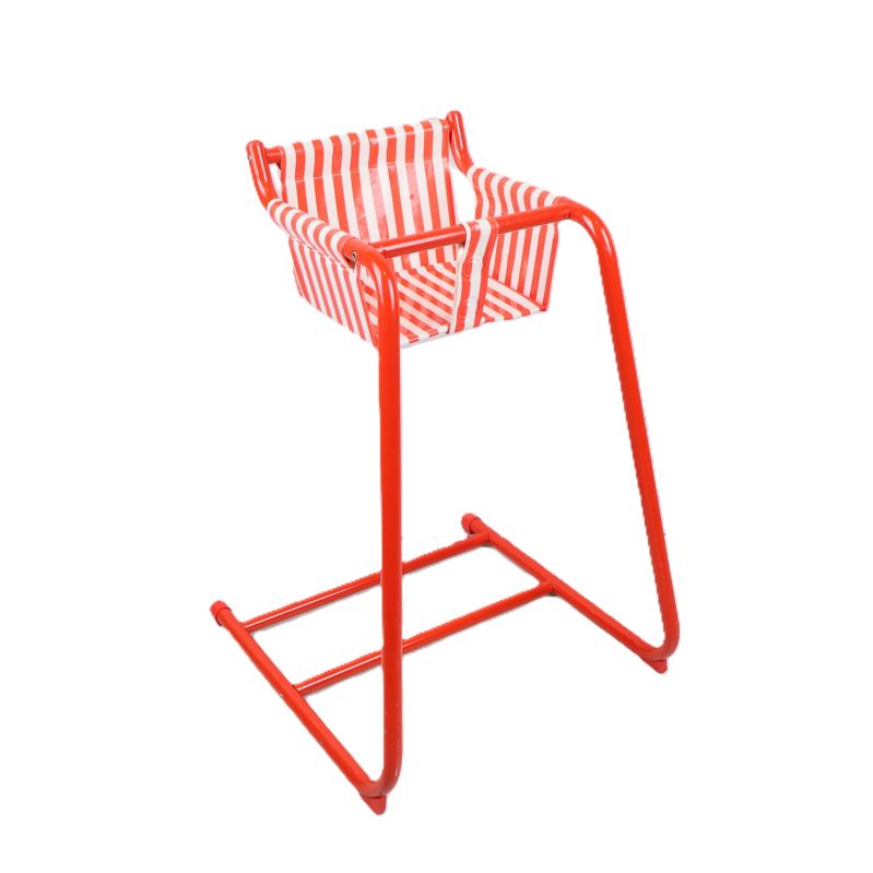 Barnstol med röd ram och randigt tyg framifrån