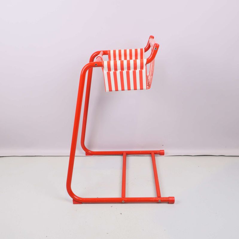 Barnstol i profil med böjd röd ram och randig sits