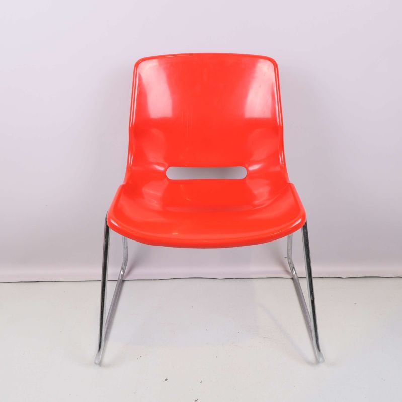 Röd stol framifrån med öppen ryggdetalj