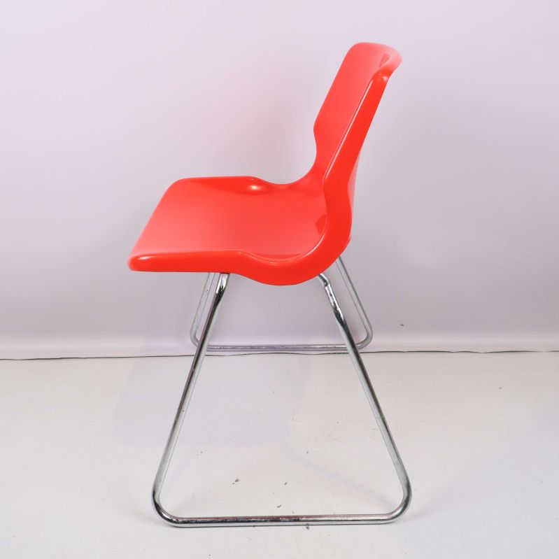 Röd stol från sidan som visar sitsens form