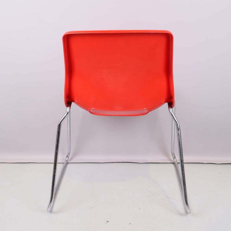 Röd stol baktill, visar ryggens formspråk