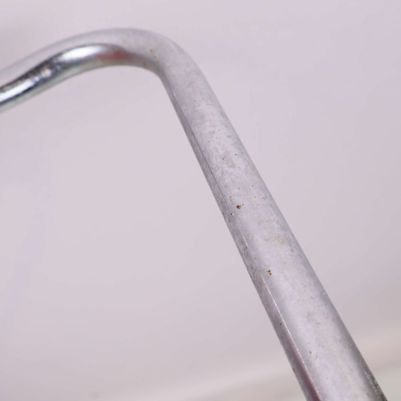 Närbild på metallben med ytliga rostfläckar