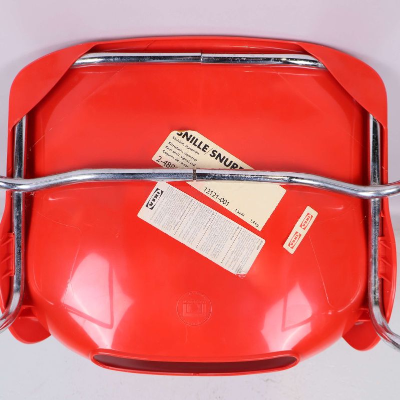 Stolens undersida med produktetikett synlig