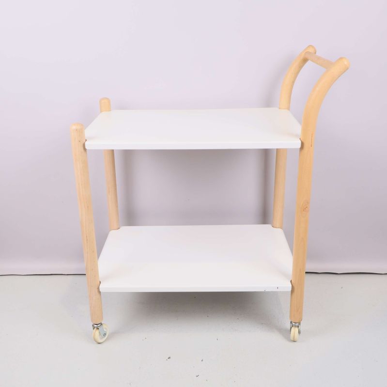 Serveringsvagn i sidovy med ljust trä och vita hyllor