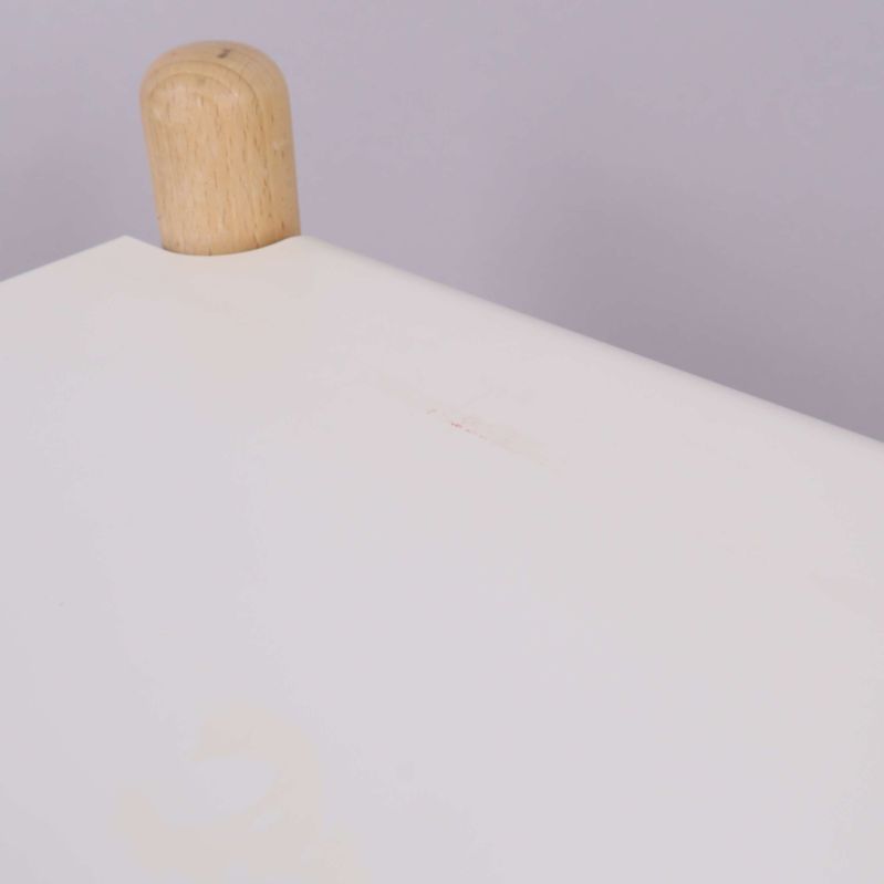 Närbild på vit hylla med ytlig repa