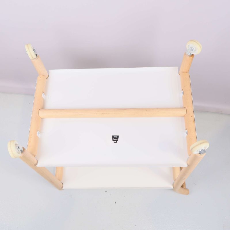 Undersida av serveringsvagn med synliga fästen och hjul