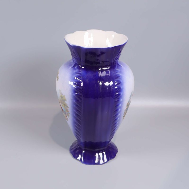 Sidan av vasen med blå glaserad reliefdesign