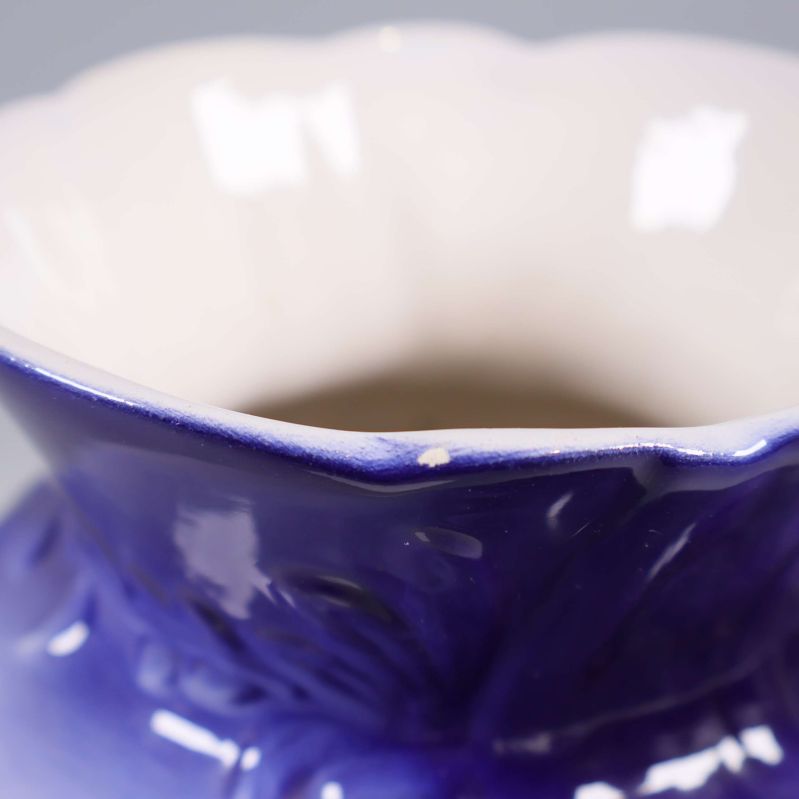 Närbild på en liten nagg på vasens kant