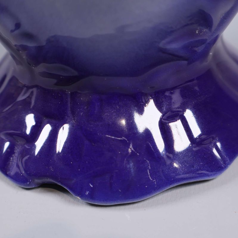 Närbild på vasens fot med spricka