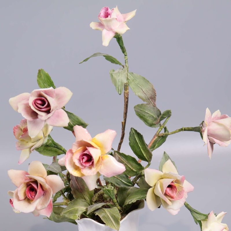 Närbild på de konstgjorda rosorna och bladen