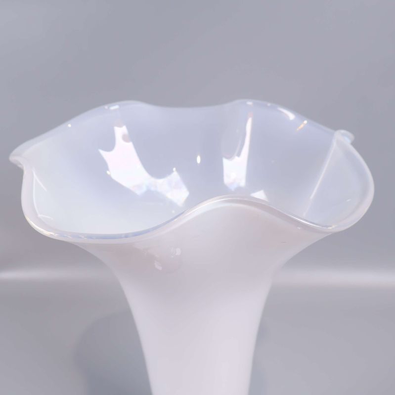 Detaljvy på vasens öppning med mjuka kurvor