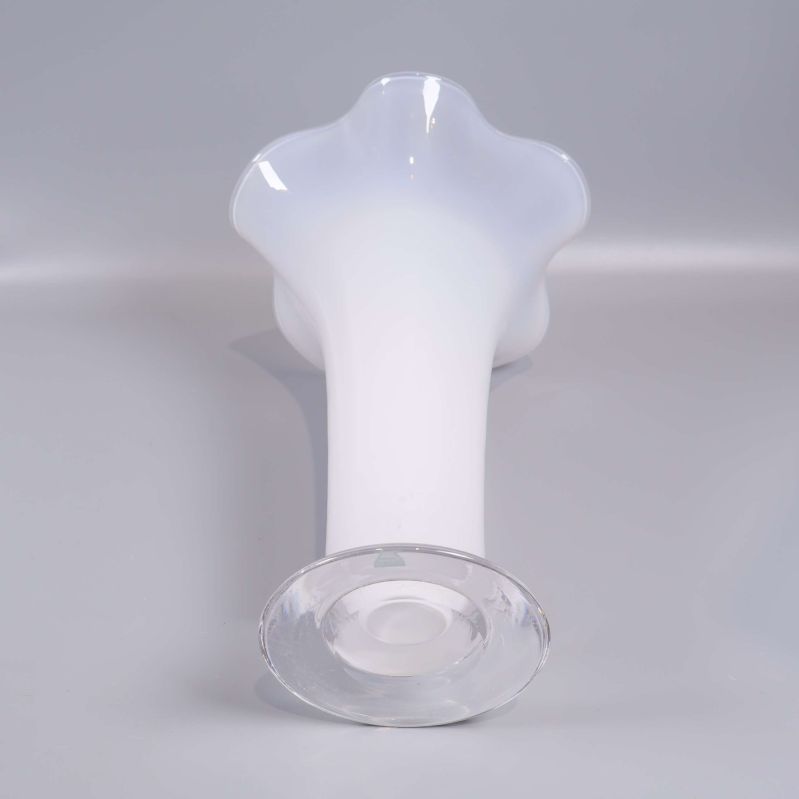 Vas liggande med tydlig fot i glas