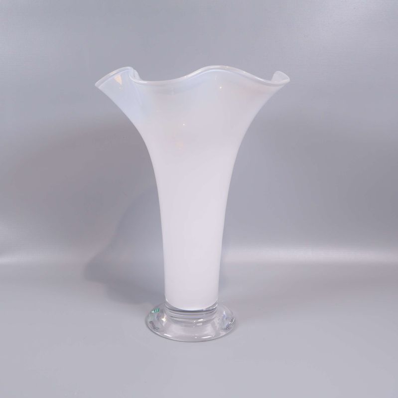 Vit glasvas visad ur vinkel med vågig överkant