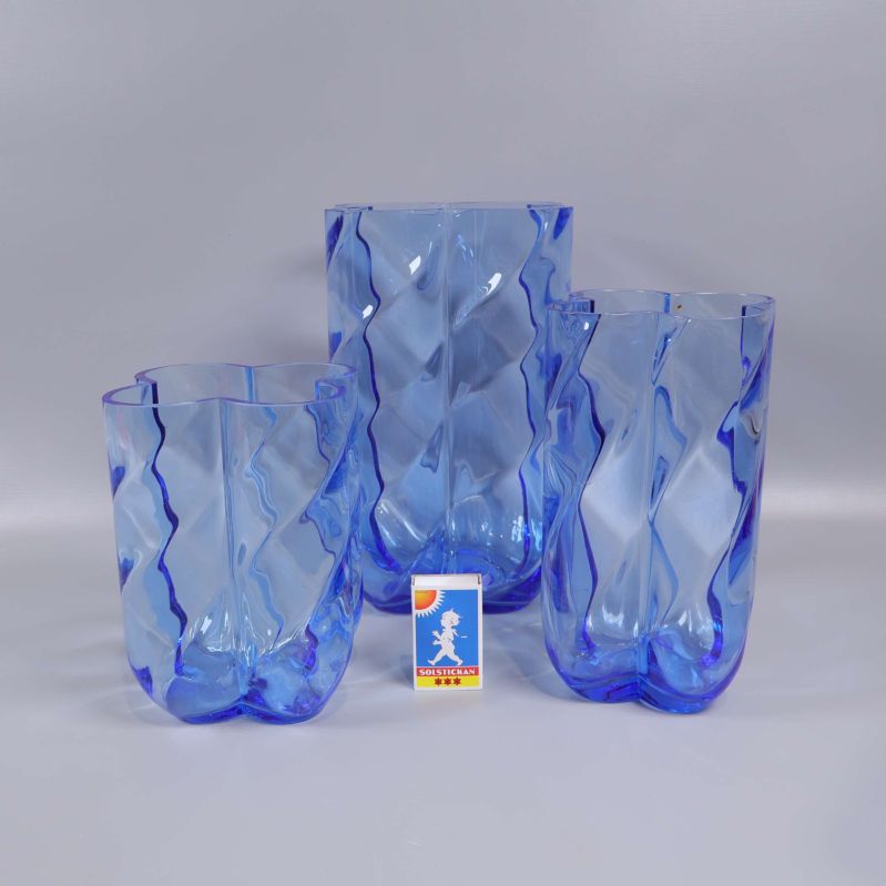 Blå glasvaser med tändsticksask för storleksjämförelse