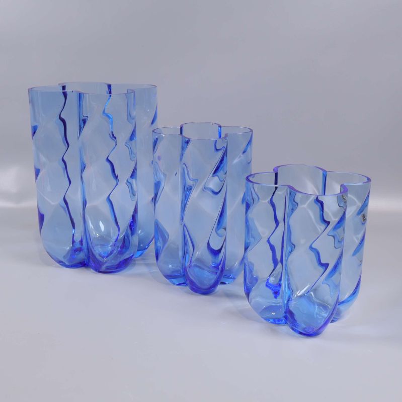 Bakre vy av tre blå glasvaser bredvid varandra