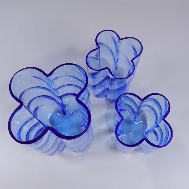 Tre blå vågformade vaser sedda ovanifrån