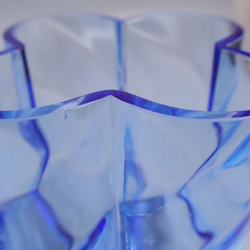 Närbild av blå glaskant med kantstött