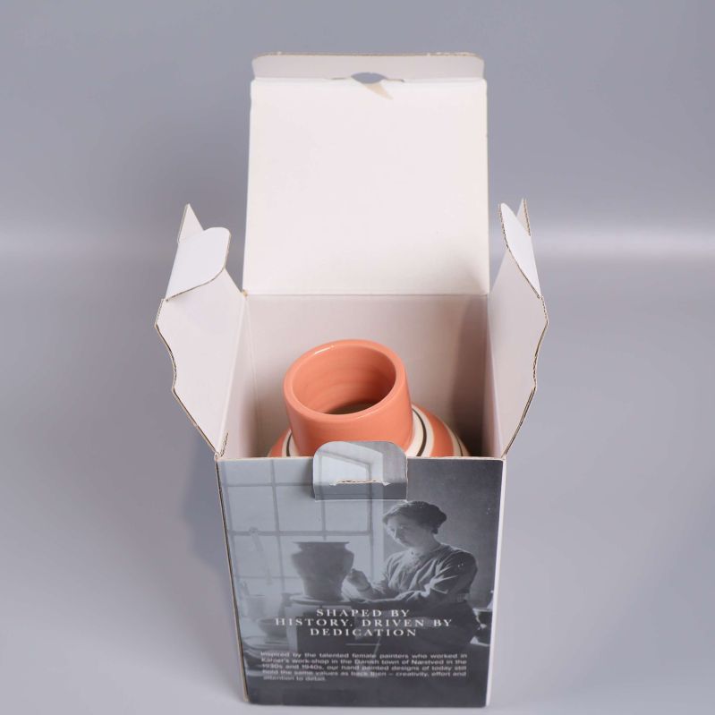 Vas placerad i öppen originalkartong