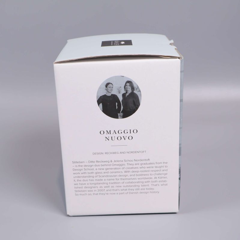 Baksidan av kartongen med seriens information och designers