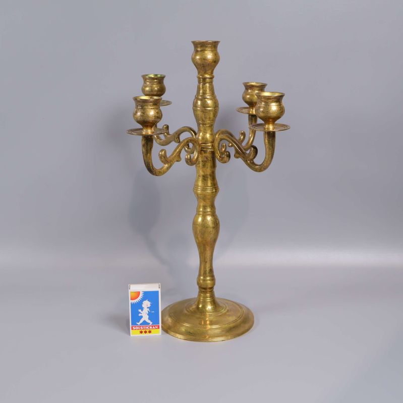 Ljusstake med fem armar och tändsticksask bredvid