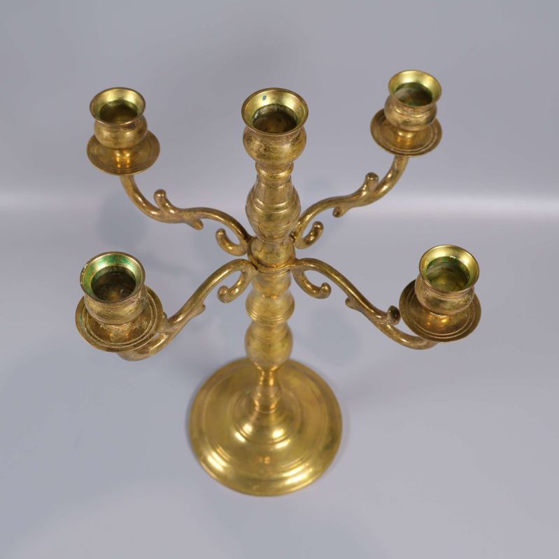 Detaljbild ovanifrån på ljusstakens fem ljushållare