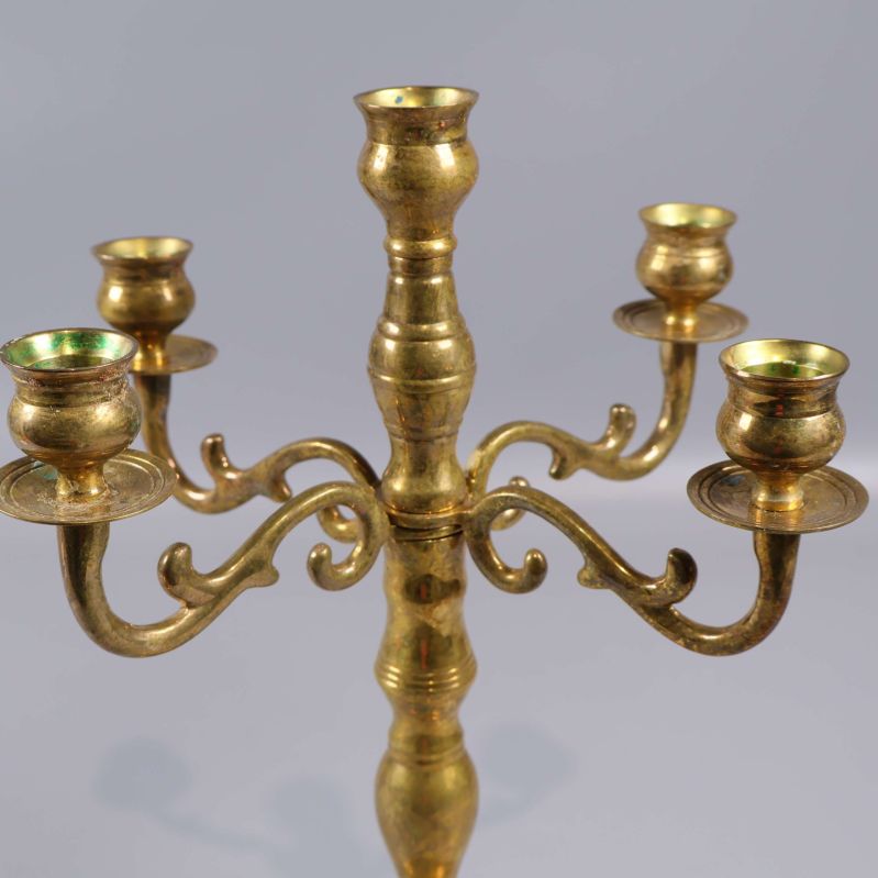 Närbild på ljushållarna med vackra böjda armar