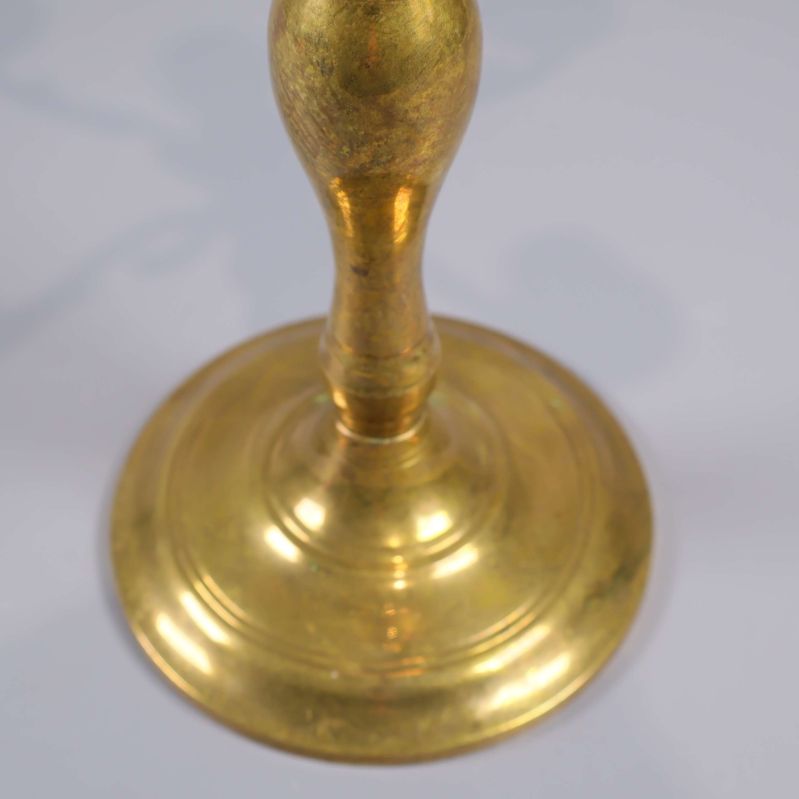 Närbild på foten med mässingsfinish och rund form