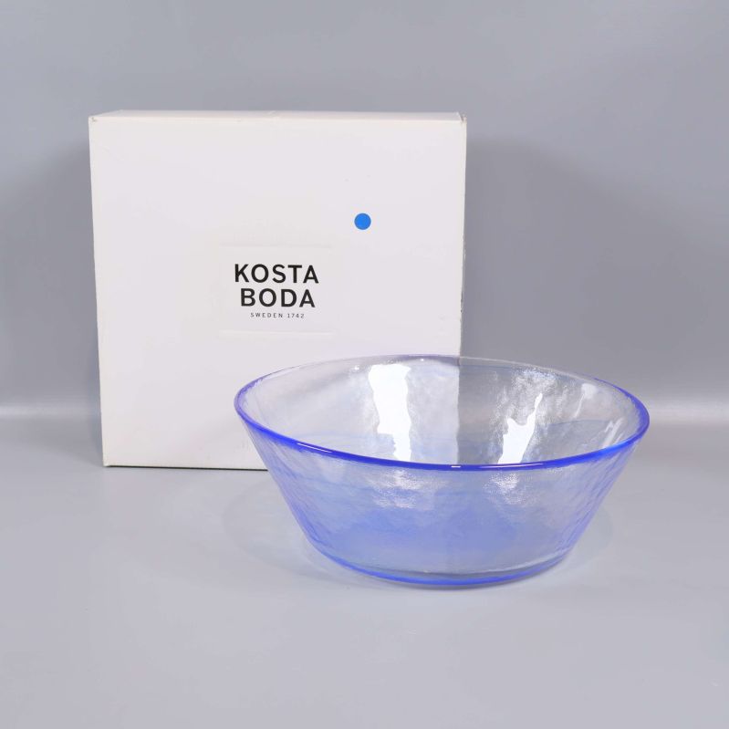 Blåtonad glasskål från Kosta Boda med tillhörande kartong