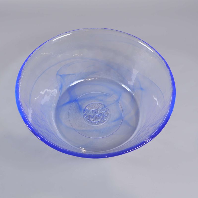 Överblick av glasskål med blå ton och mönstrad botten