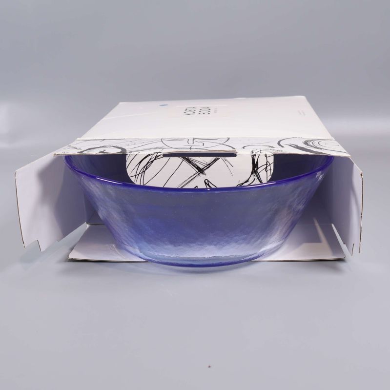 Glasskålen placerad i sin öppnade kartong