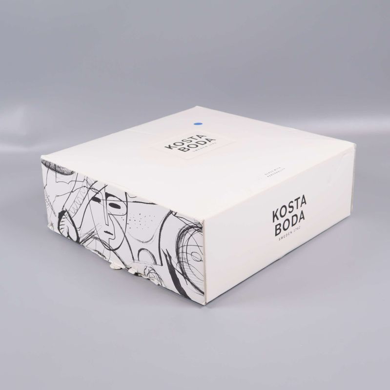 Stängd originalkartong med Kosta Boda-logotyp