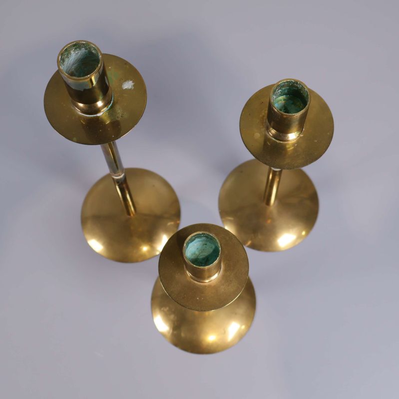 Ovanifrån vy på tre mässingsljusstakar med tydliga hållare