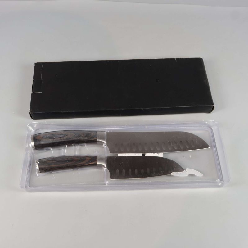 Köksknivset i öppen ask med trähandtag