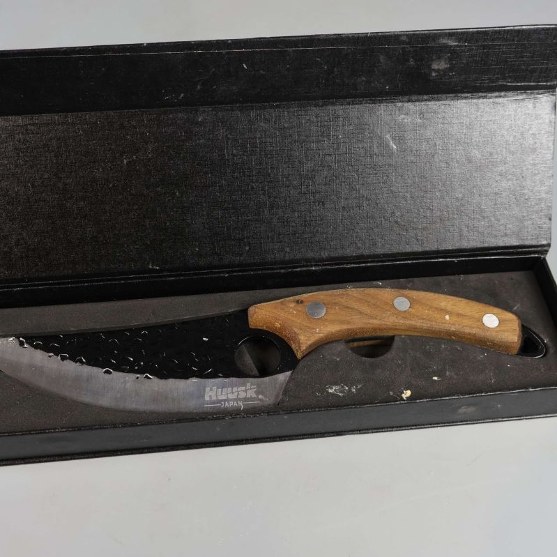 Kniv i svart ask, trähandtag och markerad märkeslogotyp