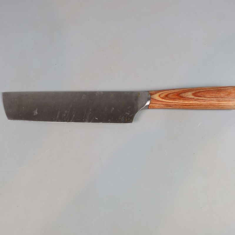 Kökskniv med långt blad och brunmönstrat träskaft