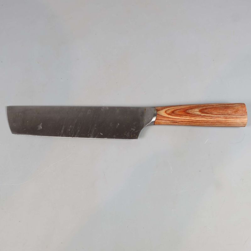 Kökskniv med långt blad och brunmönstrat träskaft visas från ovan