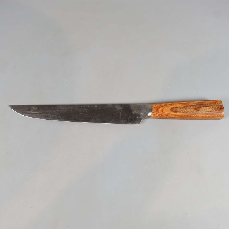 Smal kökskniv med spetsigt blad och brunmönstrat handtag