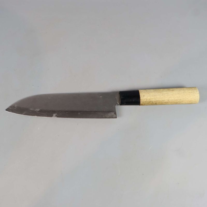 Japansk kniv med ljust träskaft och svart detalj