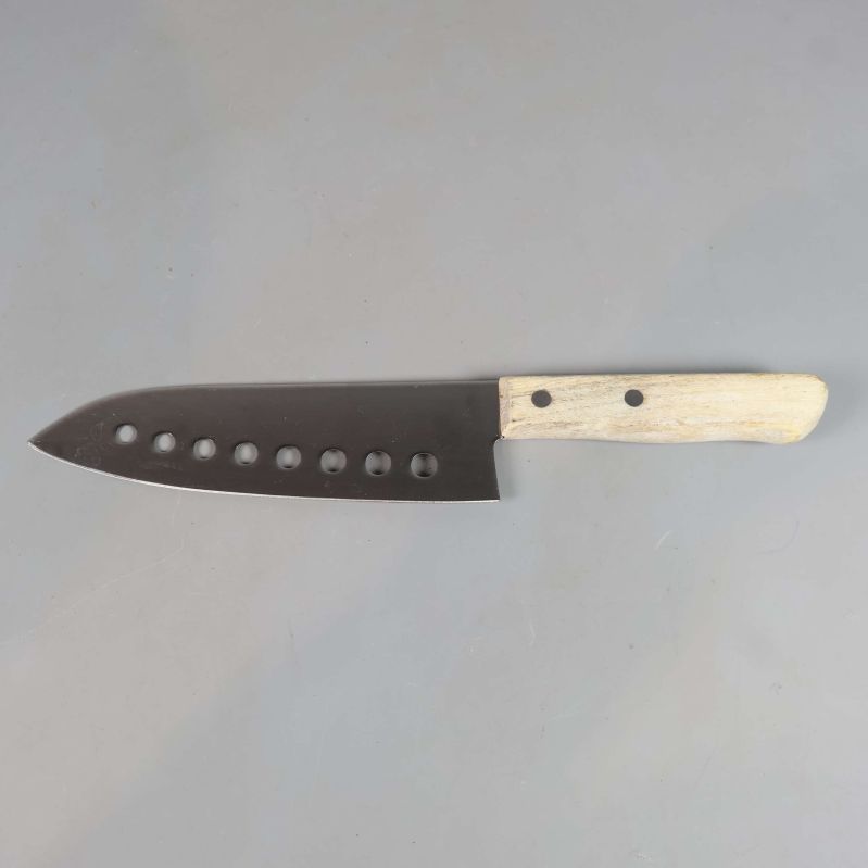 Kniv med ljust träskaft och blad med hål